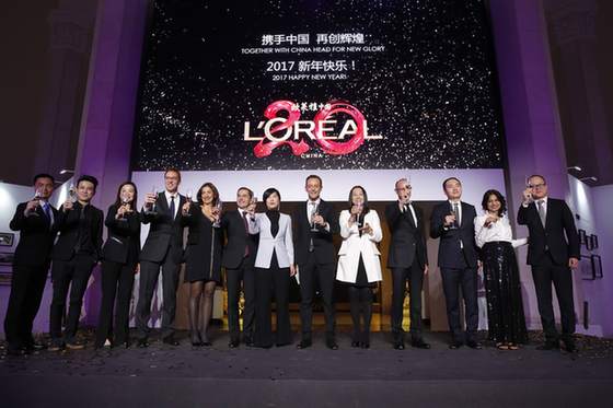 传奇球员展现绝佳表现团队努力取胜